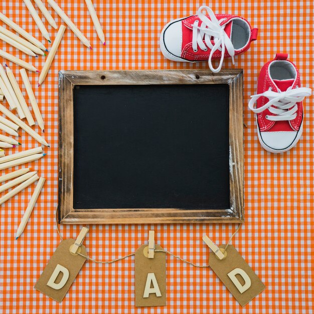 Pizarra en blanco con elementos decorativos para el día del padre