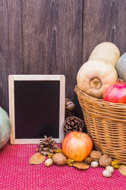 Foto gratuita pizarra con calabazas en cesta