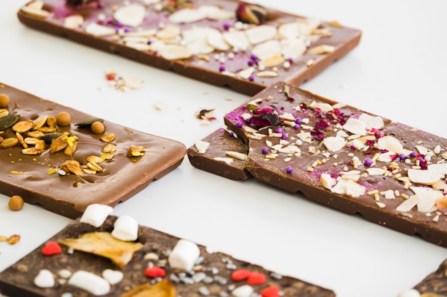 Foto gratuita pizarra de chocolate con ingredientes aislados sobre fondo blanco