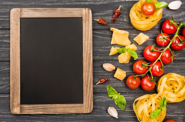 Foto gratuita pizarra e ingredientes para fideos