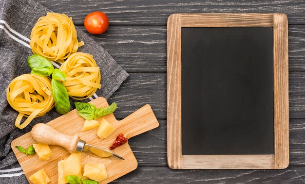 Pizarra con ingredientes de fideos