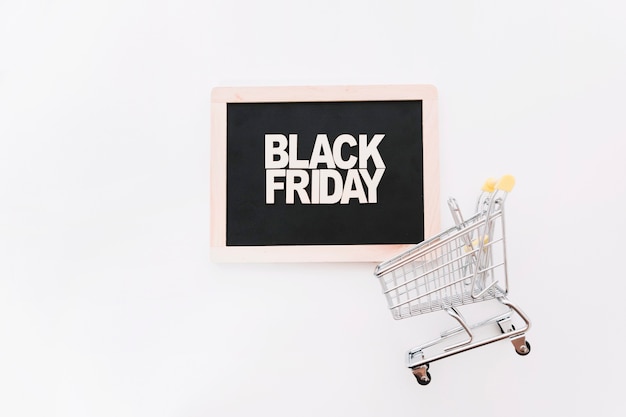 Foto gratuita pizarra con letras de black friday y carro