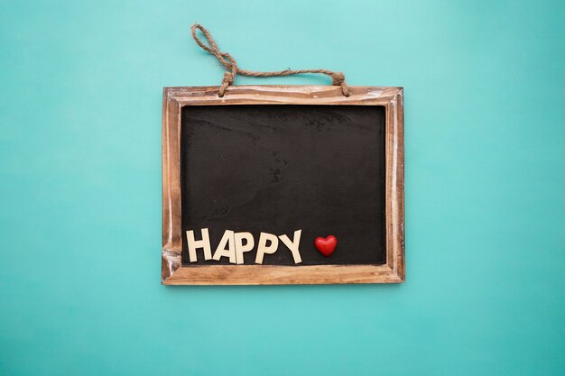 Pizarra con lettering "happy" y corazón