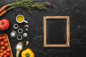 Foto gratuita pizarra de madera con ingredientes en la encimera de la cocina