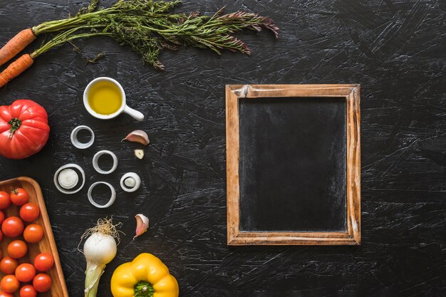 Pizarra de madera con ingredientes en la encimera de la cocina