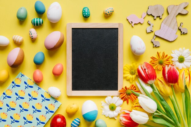 Pizarra negra compuesta con huevos de Pascua