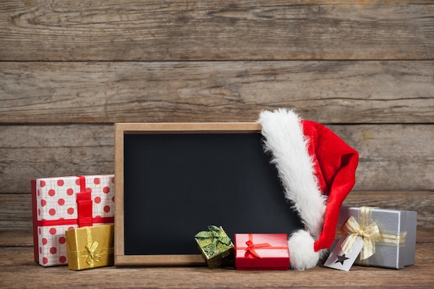 Pizarra negra con un gorro de papa noel