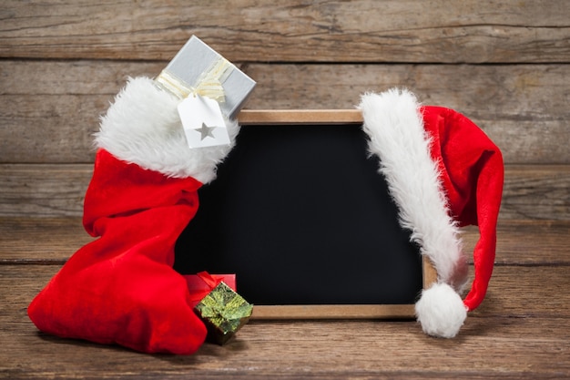 Pizarra negra con un gorro de papa noel