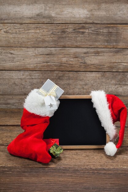 Pizarra negra con un gorro de papa noel