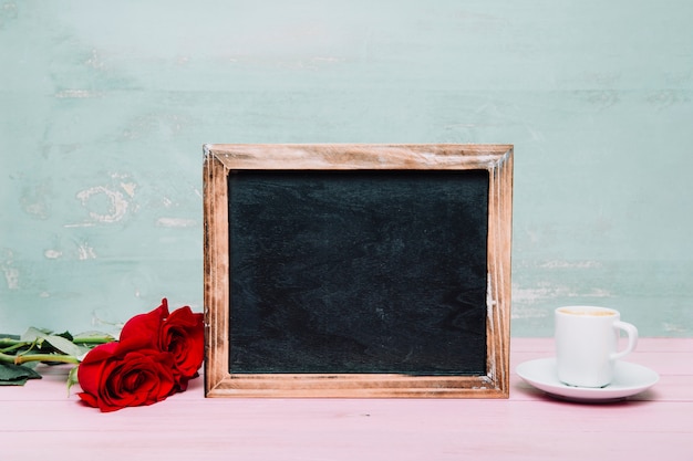 Pizarra con rosas y café