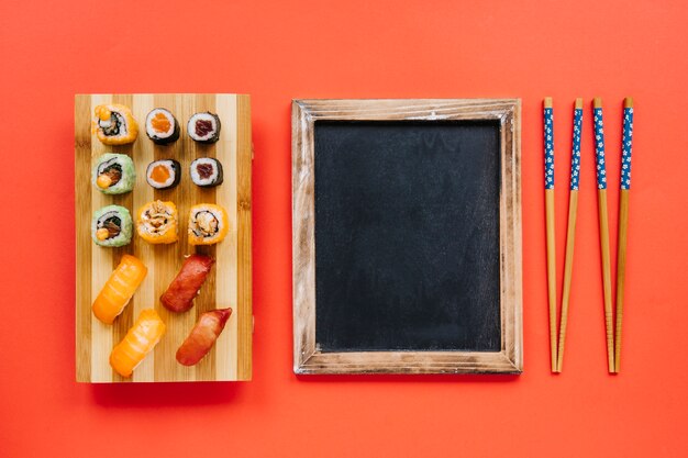 Pizarra entre sushi y palillos