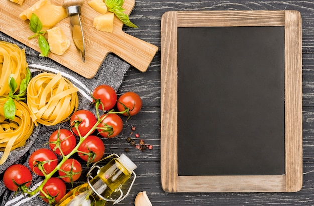 Pizarra y tablero de madera con ingredientes.