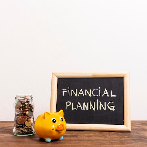 Pizarra con texto de planificación financiera y dinero