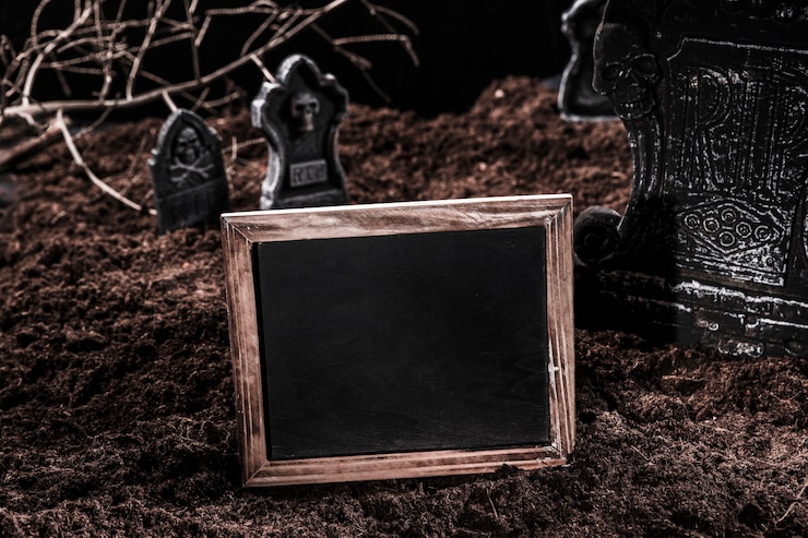 Foto gratuito pizarra vacía en el cementerio de halloween