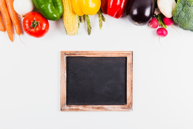 Foto gratuita pizarra con verduras arriba