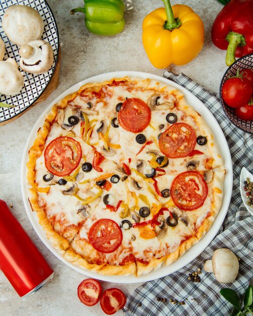 Pizza con aceitunas de tomate y pimientos