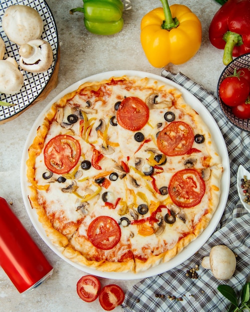 Pizza con aceitunas de tomate y pimientos