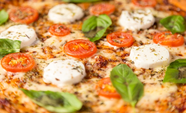 Foto gratuita pizza de alto ángulo con mozzarella y tomates