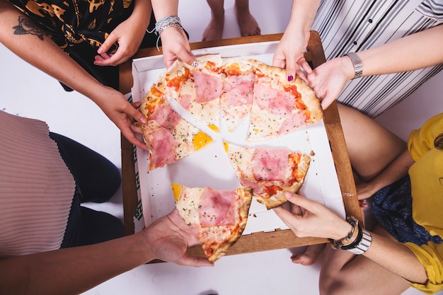 Pizza, amigos y fiesta