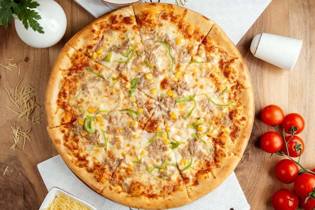 Pizza de atún callos pimienta parmesano vista superior
