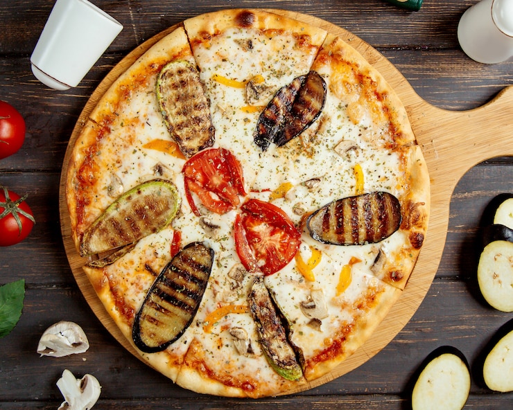 Foto gratuito pizza con berenjenas y tomate