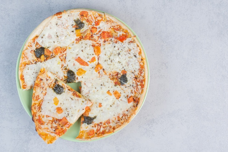 Foto gratuito pizza blanca de cuatro quesos con parmesano fundido.