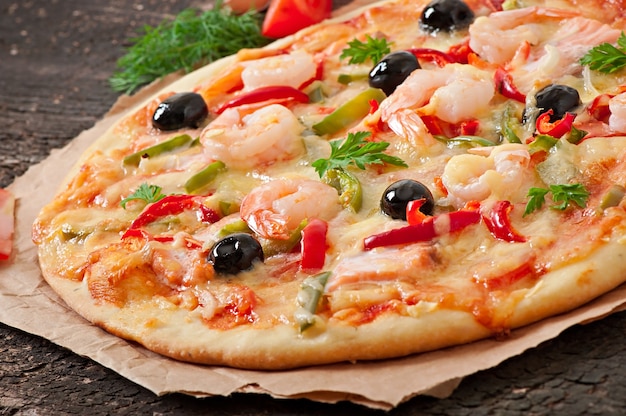 Foto gratuita pizza con camarones, salmón y aceitunas