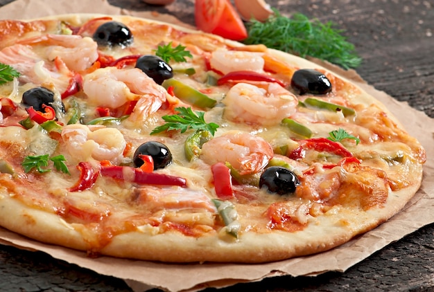 Pizza con camarones, salmón y aceitunas