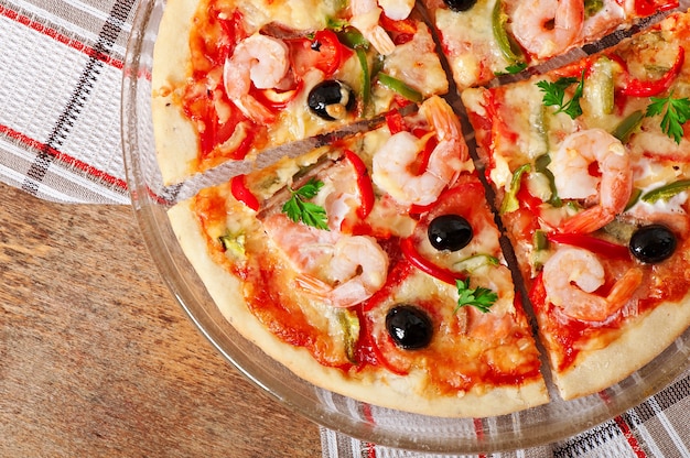 Pizza con camarones, salmón y aceitunas