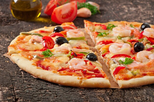 Pizza con camarones, salmón y aceitunas