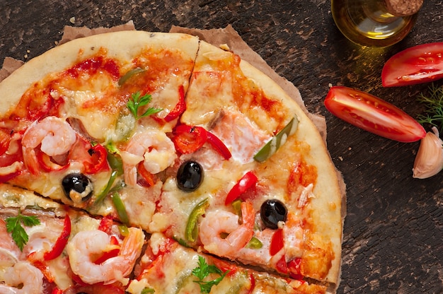 Foto gratuita pizza con camarones, salmón y aceitunas