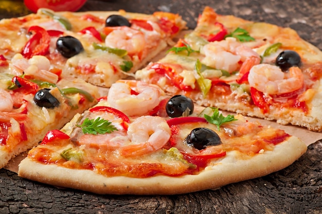 Pizza con camarones, salmón y aceitunas