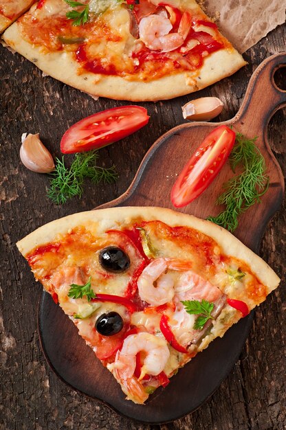 Pizza con camarones, salmón y aceitunas