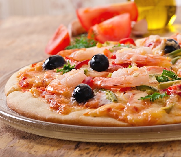 Pizza con camarones, salmón y aceitunas