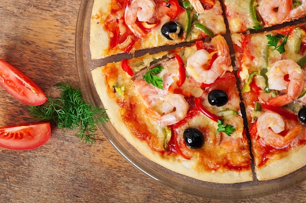 Pizza con camarones, salmón y aceitunas