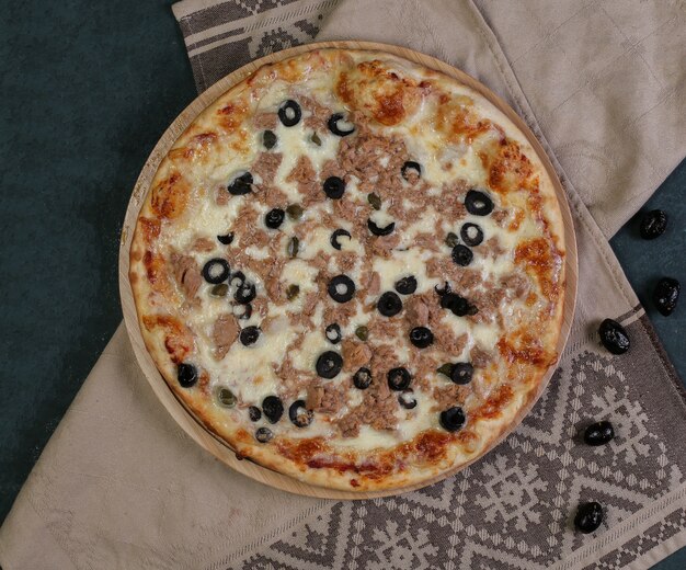 Pizza con carne picada y aceitunas negras