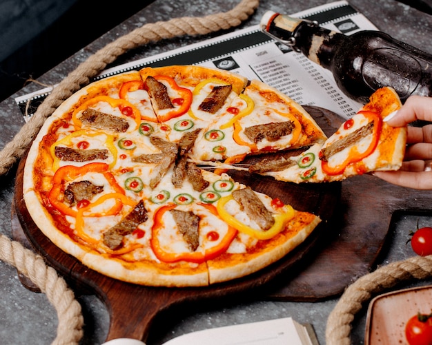 Pizza con carne, pimientos y chiles