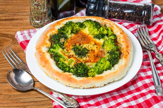 Pizza de carne de res, brócoli