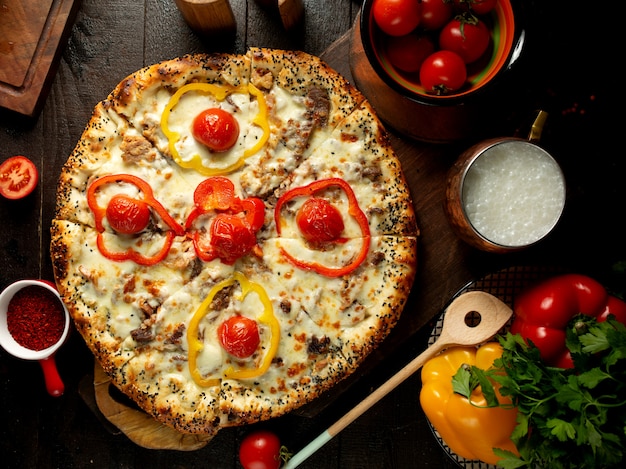 Pizza con carne y verduras.