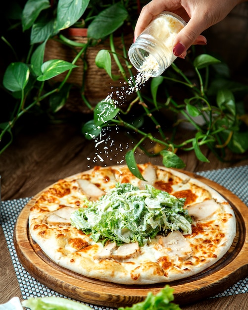 Foto gratuita pizza césar sobre la mesa