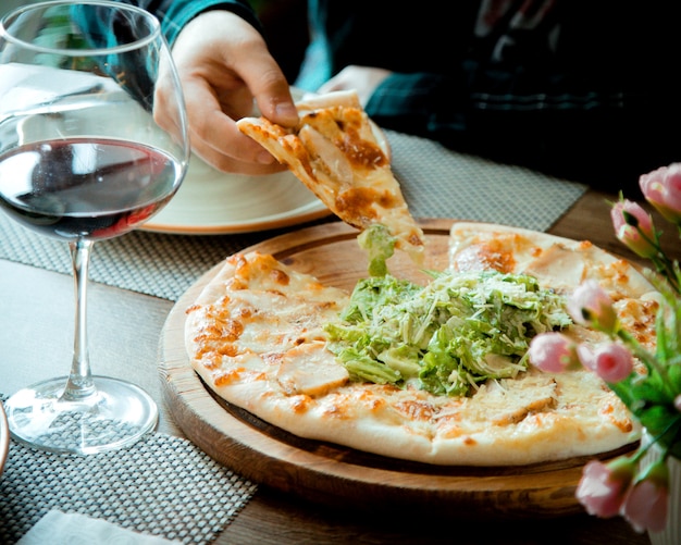 Foto gratuita pizza césar sobre la mesa