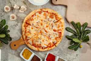 Foto gratuita pizza de champiñones con champiñones y especias sobre la mesa