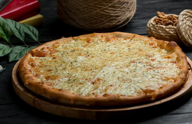 Pizza clásica de margarita con queso parmesano completo