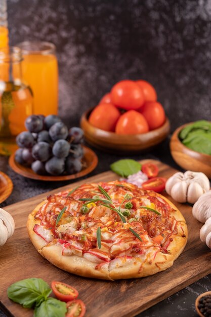 Pizza colocada en un plato de madera.