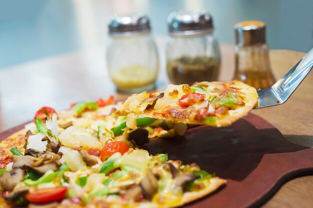 Pizza con colorido relleno vegetal listo para ser comido