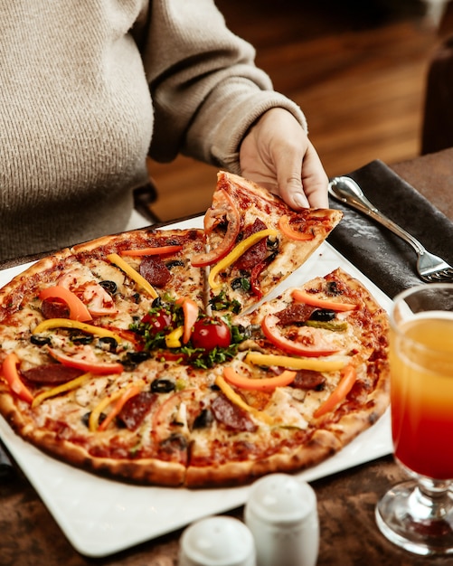 Foto gratuita pizza crujiente con chorizo y pimiento