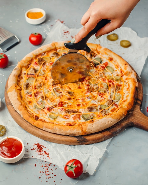 Pizza cuatro quesos sobre la mesa