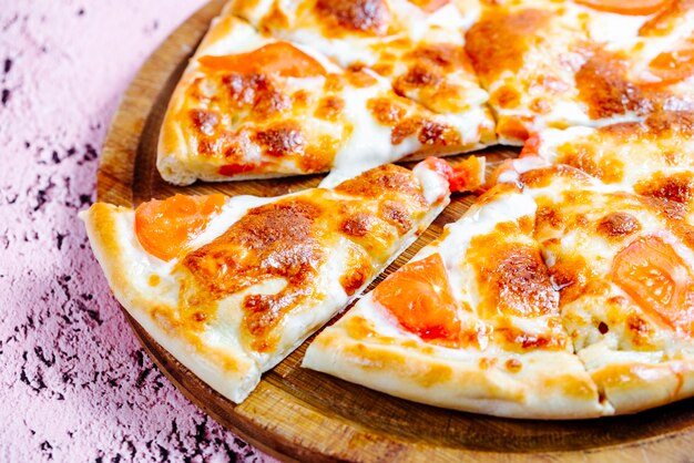 pizza cubierta con tomate