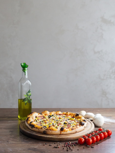 Foto gratuita pizza deliciosa, pizza tradicional italiana.