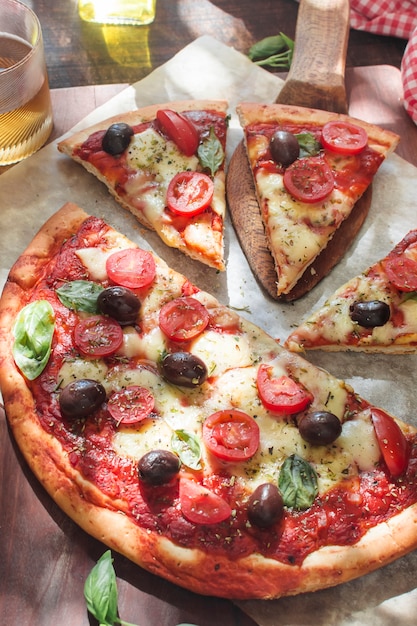 Foto gratuita pizza fresca con tomate; queso y champiñones